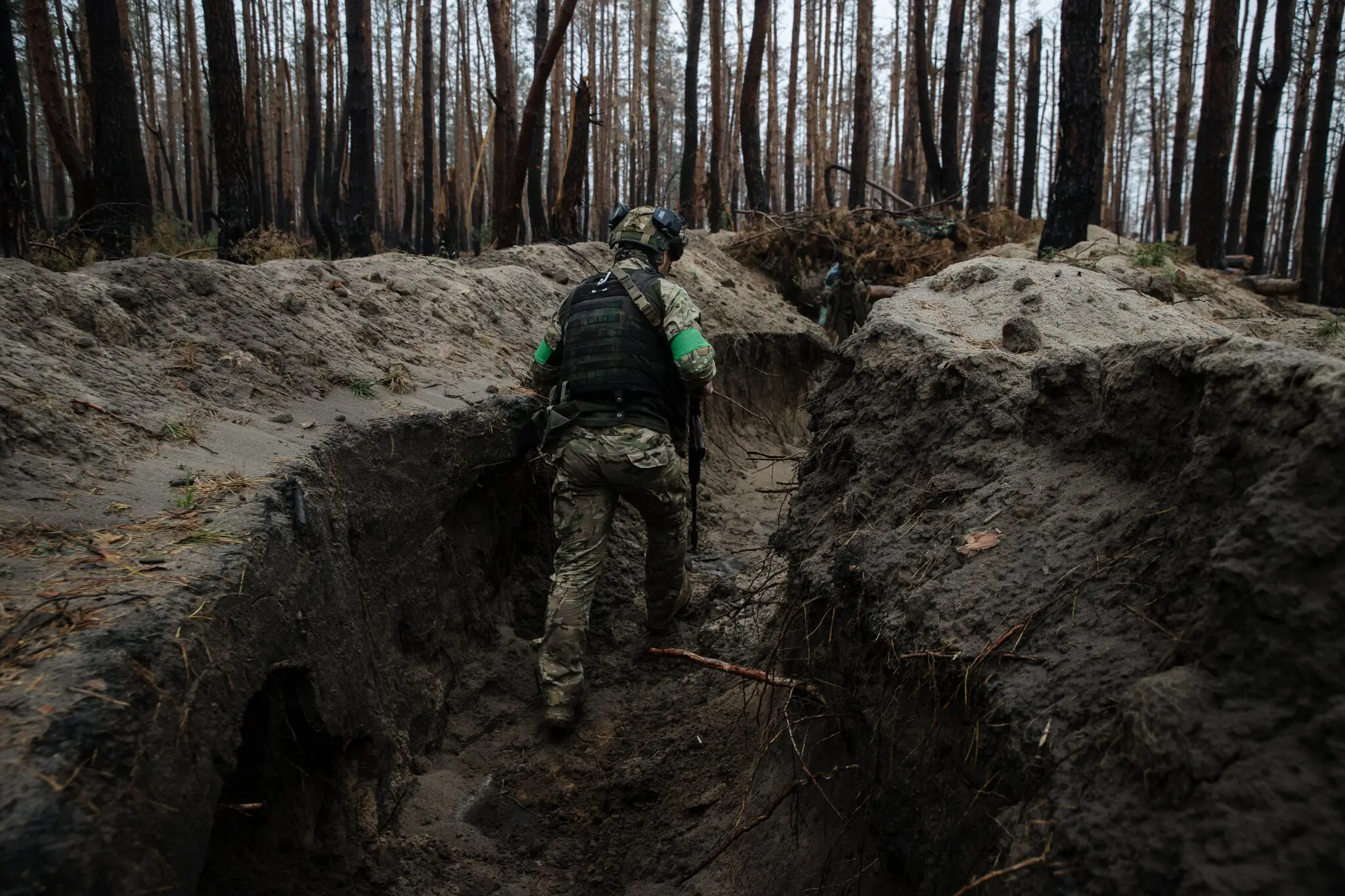 Солдат 63-ї механізованої бригади йде через окоп у Донецькій області на сході України.